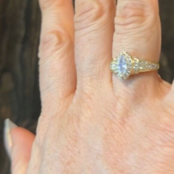Elegant 14K Gold Plated Diamond Cubic Zirconia Ring Sz-7 - Picture 5 of 13